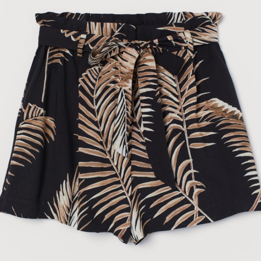 Shorts with tie belt